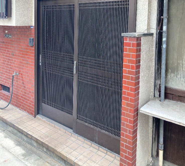 工事前の格子の玄関引き戸（大阪市城東区）
