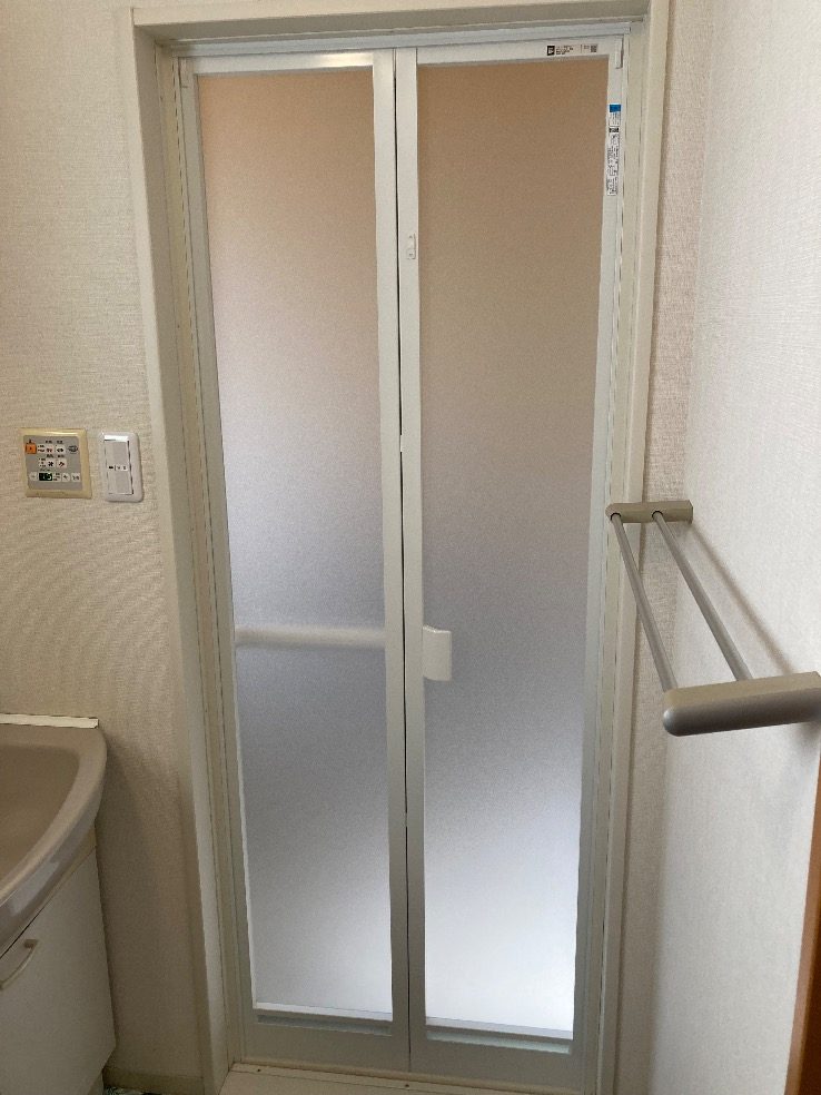 福岡市東区の浴室の折戸をカバー工法で取り替えたあと