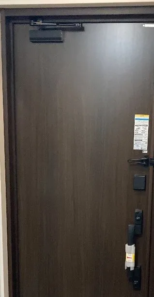 平野区の玄関ドアを交換した後（室内側）