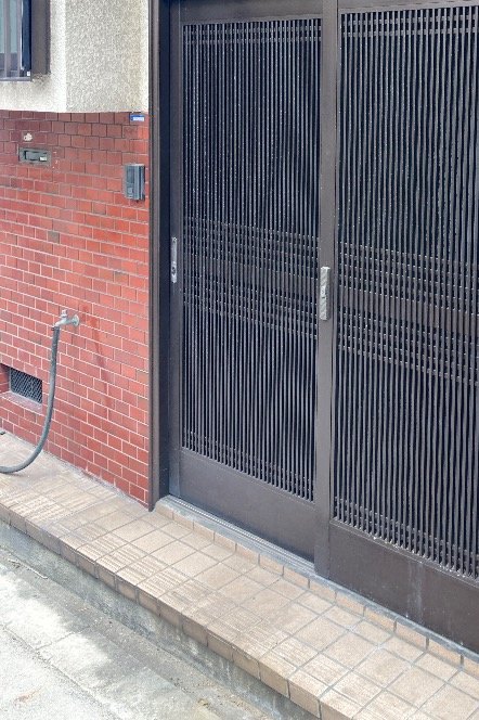 交換する前の格子の玄関引戸(大阪市城東区)