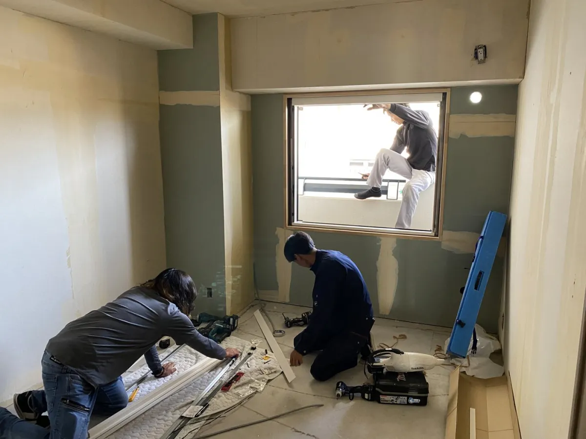マンションの一室でマドリモを取り付けるスタッフ