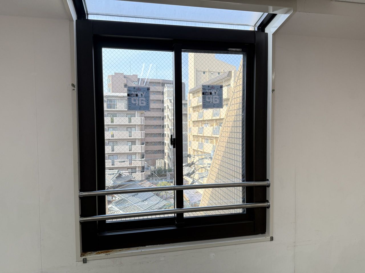カバー工法で替えた黒い枠の窓